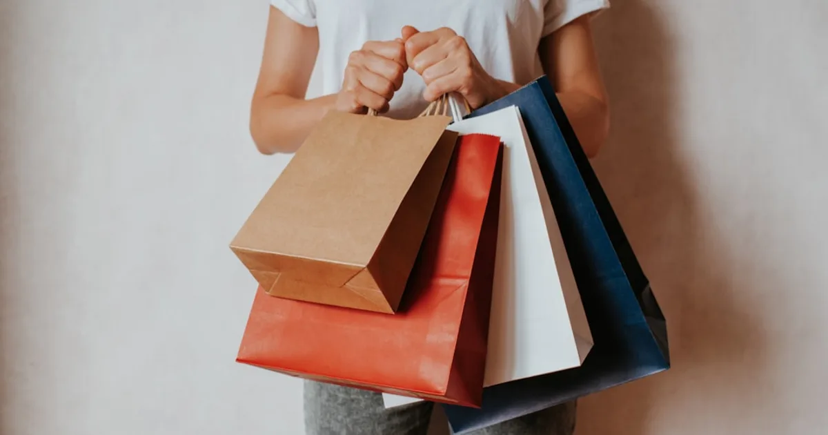 Persona con bolsas de compra que representa informaci?n ?til sobre preferencias del consumidor.