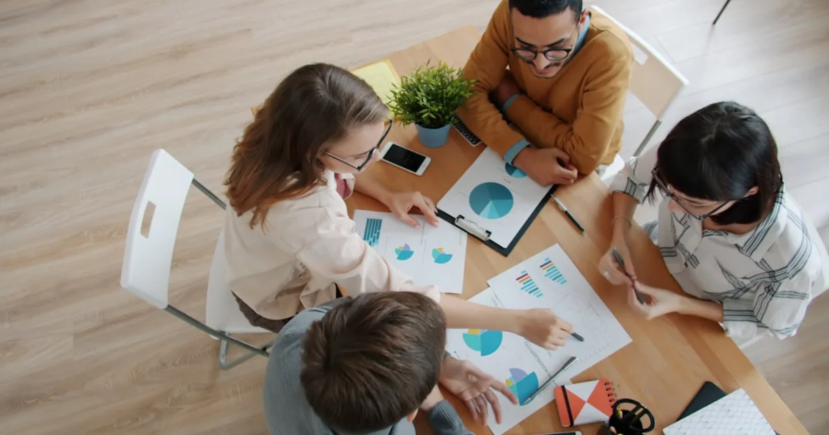 Equipo analizando el ciclo de negocio de una pyme con gráficos y datos.